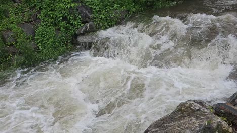 Reißender-Gebirgsfluss-Während-Des-Taifuns-Mit-Starkem-Regen-In-Südkorea