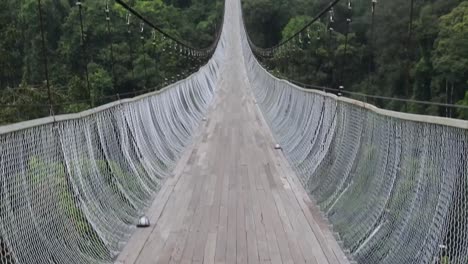 Vista-Del-Puente-Colgante-Situ-Gunung-En-Sukabumi,-Java-Occidental,-Indonesia