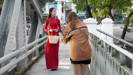 Woman-wearing-the-traditional-Vietnamese-Áo-dài