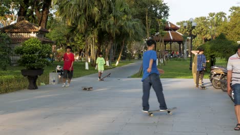 Young-people-playing-on-skateboards