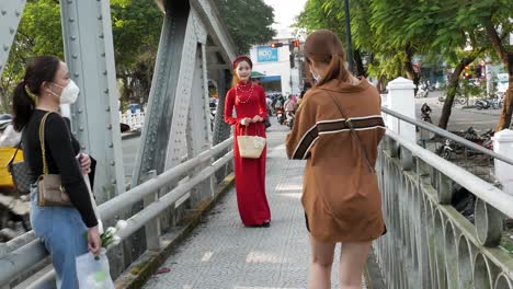 Tourists-photograph-a-woman-in-traditional-Vietnamese-dress