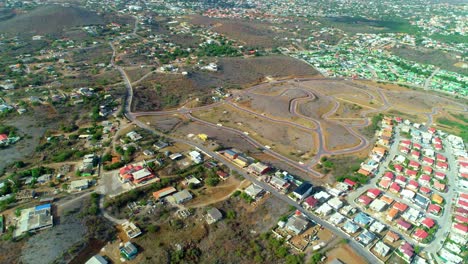 Un-Dron-4k-Revela-Una-Zona-Residencial-En-Desarrollo,-Lotes-Baldíos,-Solo-Carreteras-En-El-Caribe