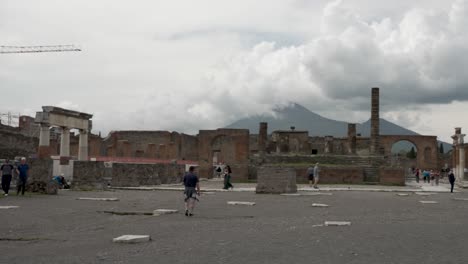 Das-Zivilforum-In-Pompeji-Mit-Blick-Auf-Den-Vesuv-Im-Hintergrund