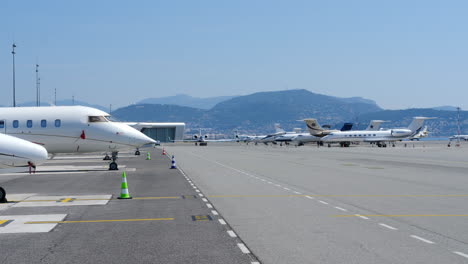 Düsenflugzeug-Am-Flughafen-Nizza-Côte-D&#39;Azur,-Flugzeug-Rollt-Zur-Landebahn---Statisch