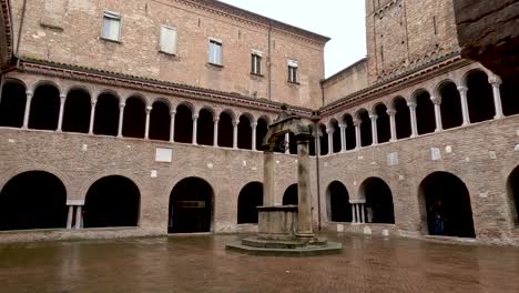 Der-Klosterhof-Von-Santo-Stefano-In-Bologna