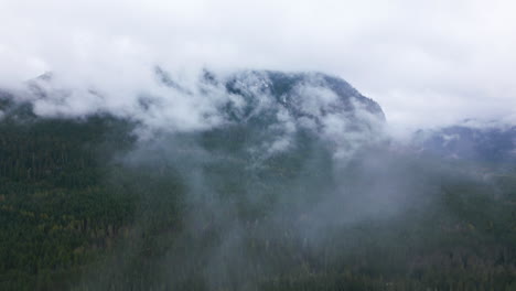 Luftflug-Durch-Wolken-In-Richtung-Berggipfel,-Kanadische-Landschaft