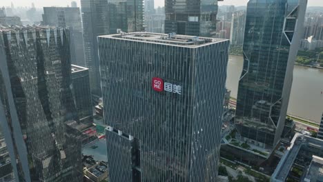 Luftaufnahme-Rund-Um-Das-Gome-Gebäude,-Sonniger-Tag-In-Pazhou,-Guangzhou,-China
