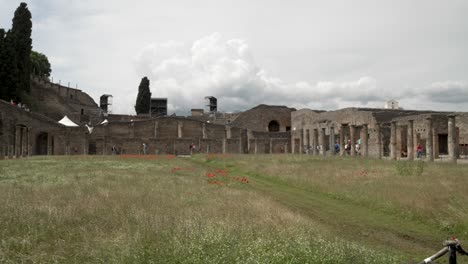 Zeitlupenschwenkansicht-über-Den-Quadriporticus-Der-Theater-In-Pompeji