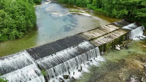 Luftaufnahme-Des-Natürlichen-Wasserfalls-Des-Savinja-Flusses-Im-Logar-Tal,-Breite-Wasserkaskade,-Slowenisches-Reisen-Und-Tourismus