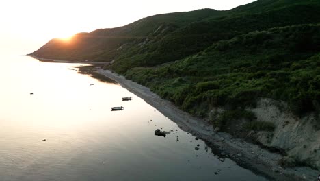 Wunderschöner-Sonnenuntergang-Und-Klippe-über-Der-Adria,-Luftaufnahme-Von-Einer-Drohne