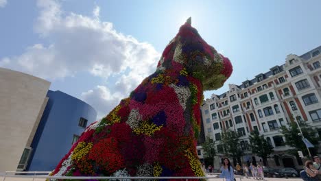Hundeskulptur-In-Bilbao-Aus-Verschiedenfarbigen-Blumen