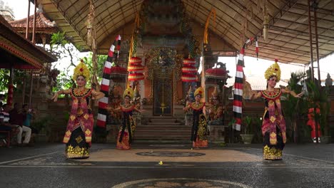 Mujeres-Vestidas-Con-Ropa-Tradicional-Indonesia-Con-Fines-Ceremoniales-Que-Realizan-Una-Danza-Típica-Balinesa-Del-Folclore-Hindú-Con-Disfraces-Y-Joyas