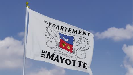 Flagge-Von-Mayotte-Bewegt-Sich-Im-Wind-Mit-Einem-Klaren-Blauen-Himmel-Im-Hintergrund,-Wolken-Bewegen-Sich-Langsam,-Fahnenmast,-Zeitlupe