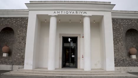 Entrada-Frontal-Al-Antiquarium-De-Pompeya,-El-Nuevo-Museo-Dedicado-A-La-Exhibición-Permanente-De-Hallazgos-Que-Narran-La-Historia-De-Pompeya