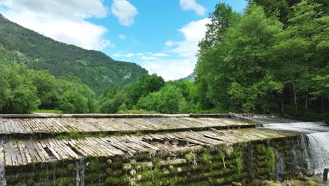 Landschaft-Mit-Natürlichen-Wasserfällen-Im-Slowenischen-Logartal,-Grüne-Hügel-Des-Flusses-Savinja-Und-Friedliche-Atmosphäre-Der-Natürlichen-Landschaft