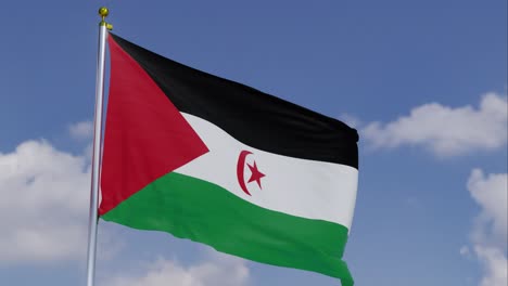 Flagge-Der-Westsahara-Bewegt-Sich-Im-Wind-Mit-Einem-Klaren-Blauen-Himmel-Im-Hintergrund,-Wolken-Bewegen-Sich-Langsam,-Fahnenmast,-Zeitlupe