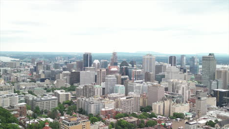 Langsame-Luftaufnahme-Der-Skyline-Von-Montreal-Vom-Mount-Royal-Aus