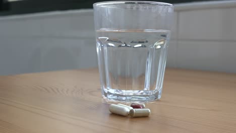 Vaso-De-Agua-Con-Algunas-Vitaminas
