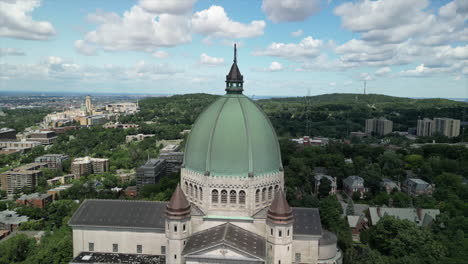 Breathtaking-aerial-views-of-Montreal-from-Hyatt-up-Mount-Royale,-showcasing-the-Saint-Joseph's-oratory