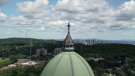 Atemberaubende-Luftaufnahmen-Von-Montreal-Vom-Hyatt-Auf-Den-Mount-Royale-Mit-Blick-Auf-Das-Oratorium-Des-Heiligen-Joseph