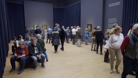Gruppe-Von-Männern-Und-Frauen,-Die-Die-Kunstausstellung-Im-Amsterdamer-Nationalmuseum-Bewundern