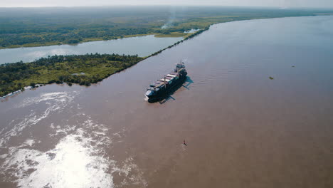 Gran-Barco-Navega-Con-Gracia-A-Lo-Largo-Del-Malecón-Del-Río-Magdalena-En-Barranquilla