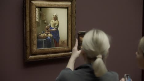 Museo-De-Amsterdam:-Personas-Capturando-El-Arte-De-Vermeer-En-El-Teléfono,-La-Lechera