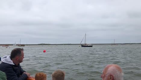 Fast-moving-boat-on-a-seal-tour-in-Blakeney-Point,-north-Norfolk