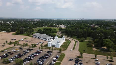 Eine-Drohnenaufnahme-Der-Weiten-Skyline-Der-Stadt-Brandon,-Manitoba,-Kanada,-Historische-Weiße-Architekturausstellung-Im-Vintage-Kuppelstil,-Gebäude-Nr.-2-Der-Kulturmesse-Westman-Dominion