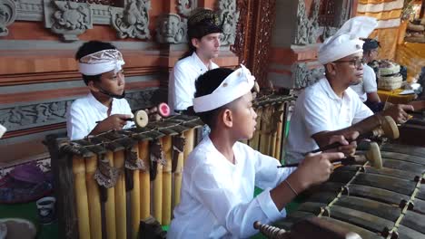 Orquesta-Infantil-Toca-Música-De-Género-Gamelán-En-La-Ceremonia-Del-Templo-Hindú-Bali,-Indonesia,-Pueblo-Y-Cultura-Balinesa