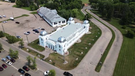 Eine-Raketenschießende-Drohnenaufnahme-Von-Brandon-Manitoba,-Kanada,-Dem-Historischen-Weißen-Vintage-Kuppelstil-Architekturausstellungsgebäude-Nr.-2-Der-Kulturmesse-Westman-Dominion