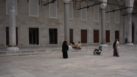 Touristen-Besuchen-Und-Fotografieren-Die-Berühmte-Blaue-Moschee,-Auch-Bekannt-Als-Sultan-Ahmed-Moschee,-In-Istanbul,-Türkei