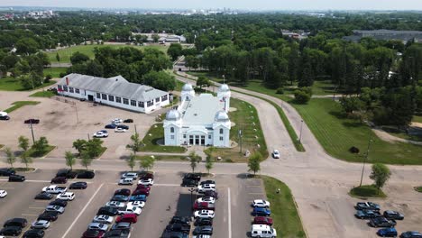 Eine-Nach-Oben-Geneigte-Drohnenaufnahme-Von-Brandon-Manitoba,-Kanada,-Dem-Historischen-Weißen-Vintage-Kuppelstil-Architekturausstellungsgebäude-Nr.-2-Der-Kulturmesse-Westman-Dominion