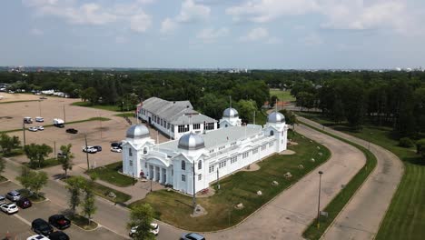 Eine-Filmische-Drohnenaufnahme-Von-Brandon-Manitoba,-Kanada,-Dem-Historischen-Weißen-Vintage-Kuppelstil-Architekturausstellungsgebäude-Nr.-2-Der-Kulturmesse-Westman-Dominion