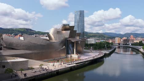 Guggenheim-Museum-Bilbao-under-flowing-clouds