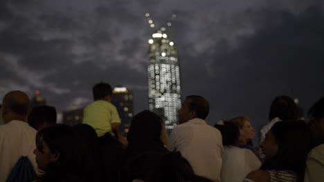 Gente,-Turistas,-Familias-En-El-Centro-Comercial-Dubai-En-El-Centro-De-Dubai,-Uae-Con-Rascacielos-Y-Edificios-Iluminados-Por-La-Noche