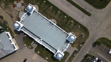 Eine-Sich-Drehende-Drohnenaufnahme-Von-Brandon,-Manitoba,-Kanada,-Dem-Historischen-Weißen-Vintage-Kuppelstil-Architekturausstellungsgebäude-Nr.-2-Der-Kulturmesse-Westman-Dominion