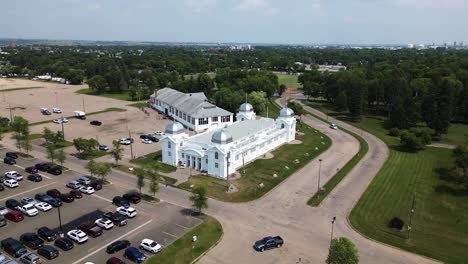 Eine-Drohnenaufnahme-Von-Brandon-Manitoba,-Kanada,-Dem-Historischen-Weißen-Vintage-Kuppelstil-Architekturausstellungsgebäude-Nr.-2-Der-Kulturmesse-Westman-Dominion