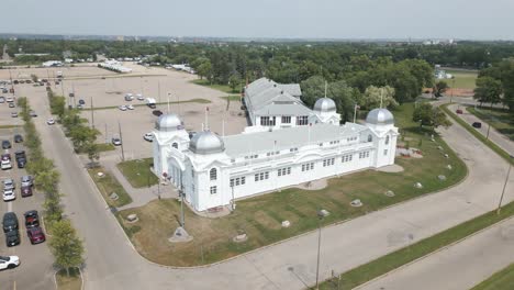 Eine-Vollständige-360-Grad-Drohnenaufnahme-Von-Brandon-Manitoba,-Kanada,-Dem-Historischen-Weißen-Vintage-Kuppelstil-Architekturausstellungsgebäude-Nr.-2-Der-Kulturmesse-Westman-Dominion