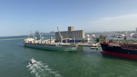 Szene-Eines-Lotsenboots-Mit-Führung-Und-Navigationsunterstützung-Für-Ein-Kreuzfahrtschiff-Im-Hafen-Von-La-Goulette,-Tunis,-Tunesien