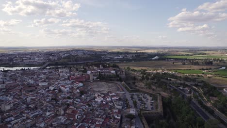 Drone-Sobrevolando-El-Paisaje-Urbano-De-Badajoz-Hacia-La-Antigua-Fortaleza-De-La-Alcazaba,-España