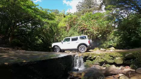Vehículo-Todo-Terreno-4x4-En-Caminos-De-Piedra-Y-Grava,-Ford-Bronco-Pasando-Sobre-Río