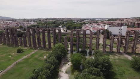 Old-roman-half-preserved-water-aqueduct-in-Merida,-Spain,-aerial-sideways