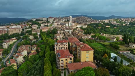 Luftaufnahme-Der-Stadt-Borgo-XX-Giugno-Und-Des-Klosters-San-Domenico,-Perugia,-Provinz-Perugia,-Italien