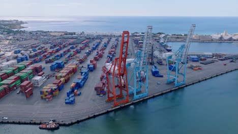Riesige-Kräne-Und-Bunte-Container-Im-Hafen-Von-Haina-In-Santo-Domingo,-Dominikanische-Republik