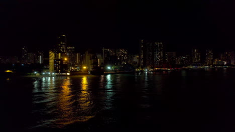 Paisaje-Urbano-De-Honolulu-Y-Waikiki-Por-La-Noche
