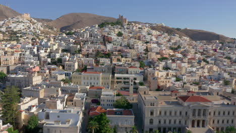 Luftaufnahme:-Langsame-Panorama-Drohnenaufnahme-Der-Stadt-Ermoupoli-Auf-Der-Insel-Syros,-Griechenland-Bei-Sonnenaufgang