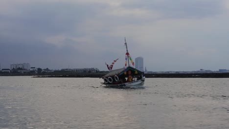 Barcos-De-Turismo-Tradicional-En-La-Playa-De-Ancol,-En-El-Norte-De-Yakarta,-Indonesia