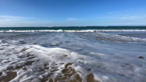 Meereswellen-Rollen-Auf-Den-Sand-Und-Füllen-Das-Bild-Der-Kamera