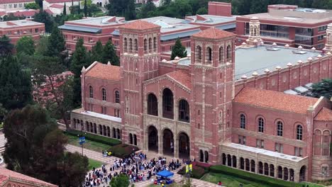 Aerial-telephoto-shot-of-students-in-front-of-the-Royal-Hall-building,-at-the-UCLA-Campus,-Los-Angeles,-USA